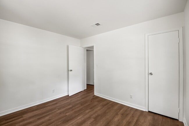 Building Photo - 27 Bethune Ct