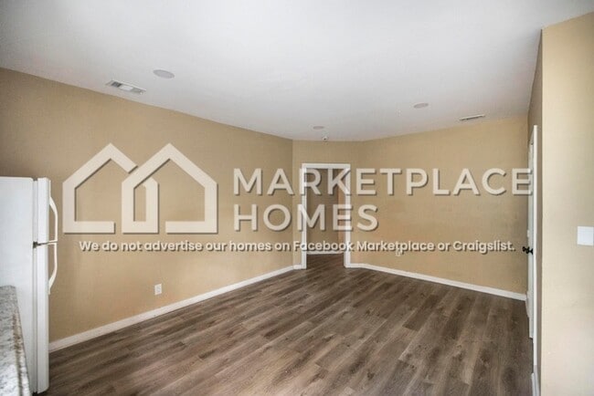 Building Photo - 955 Putnam St