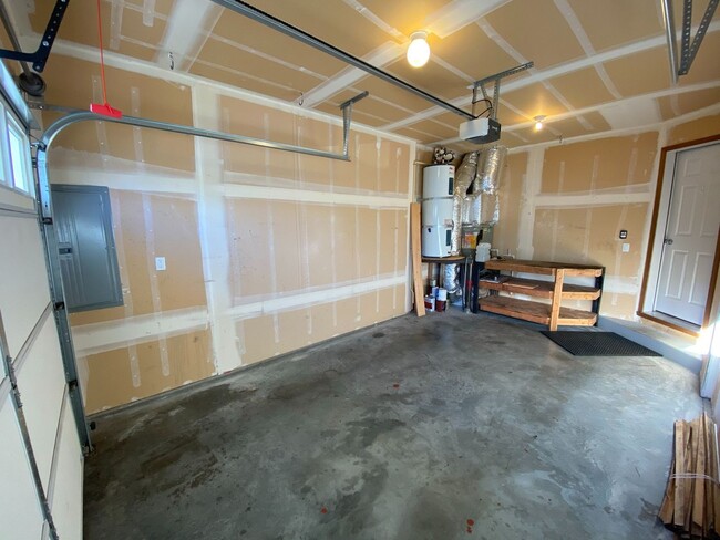 Building Photo - Centrally Located Townhouse w/ Single Car Garage!