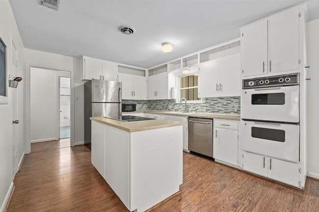 Building Photo - 1607 Glencrest Dr