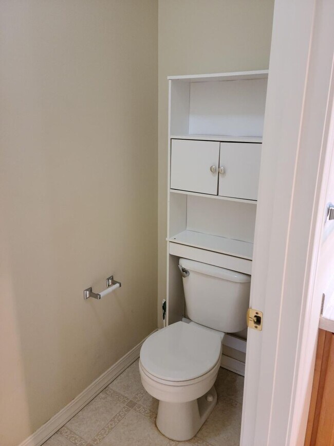 Building Photo - Spacious two bedroom condo!
