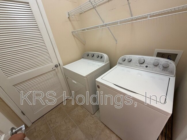 Building Photo - 670 Town Center Dr