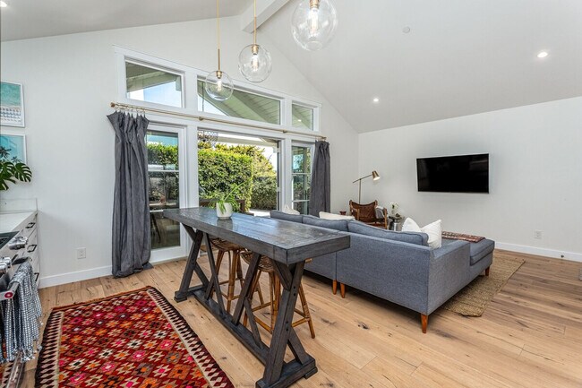 Building Photo - 727 Sonrisa St