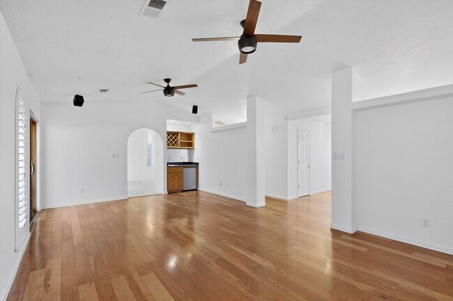 Building Photo - FOUR HILLS Executive Rental 4/5 BD 4/BA