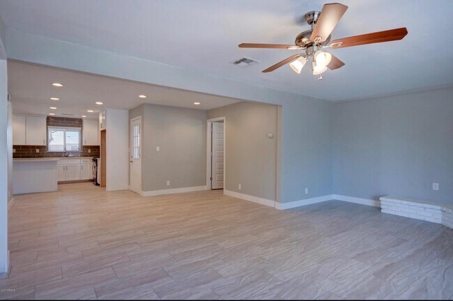 Building Photo - 1424 W 6th Pl