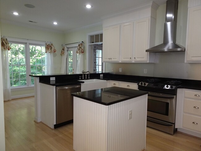 Building Photo - 4 Bedroom 3.5 bathroom Rental Home in Ford...