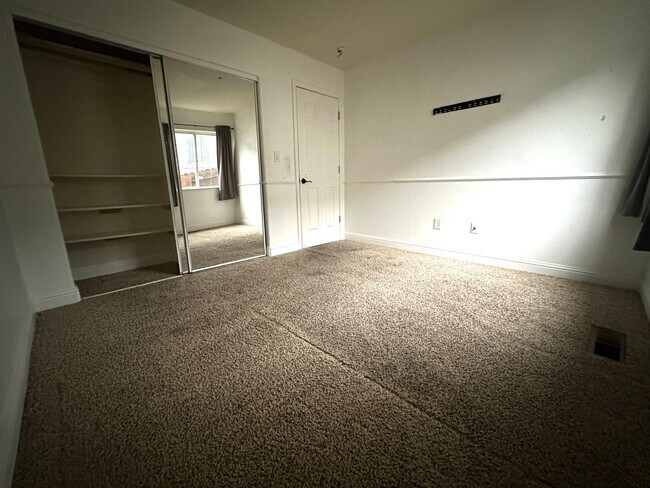 Building Photo - Gorgeous 4 Bed, 2 Bath in Shadow Lakes with SOLAR!