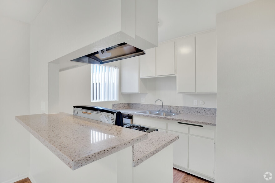 1 BR, 1 BA - 717 SF - Beachside Apartments