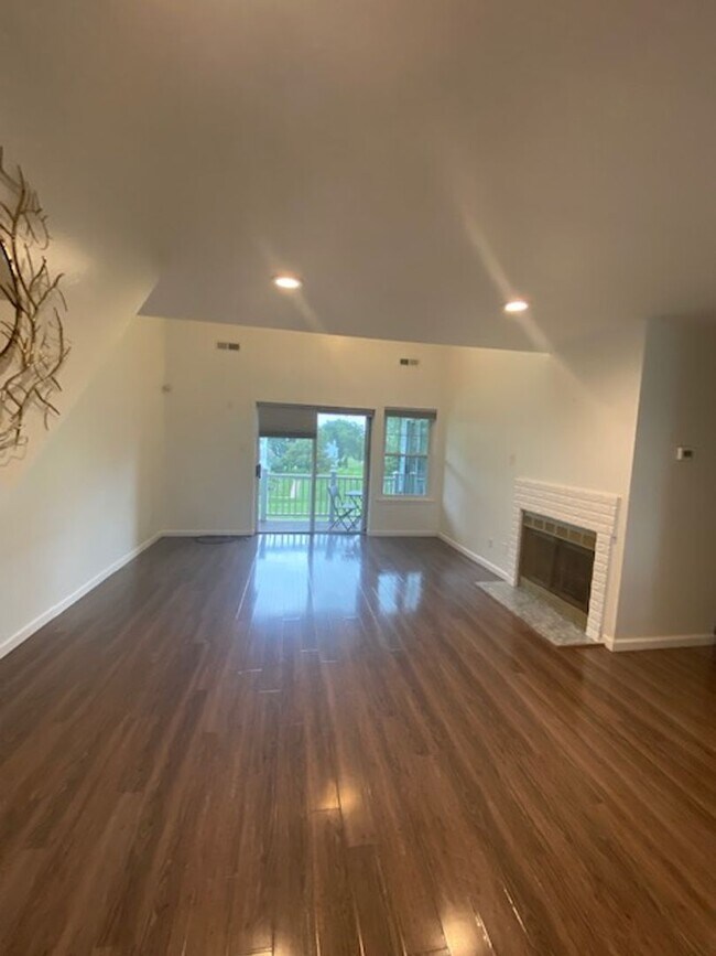 Building Photo - Two Bedroom Three Bathroom Condo in Holland