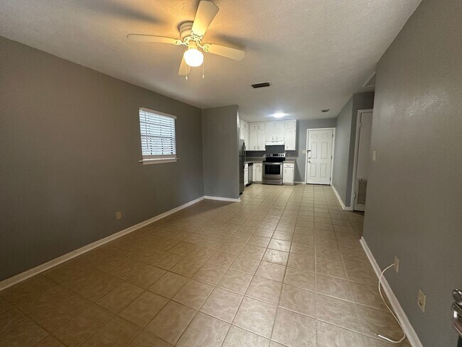 Building Photo - EASTSIDE PET FRIENDLY duplex in Brewster Estates avail now!