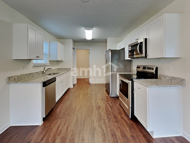 Building Photo - 842 Littleton Dr