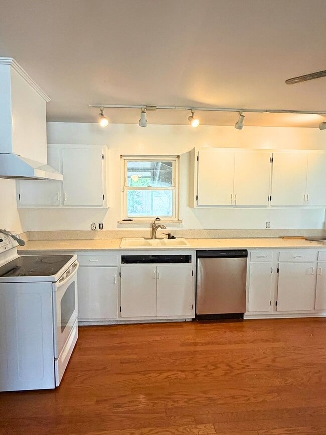 Building Photo - Cottage style home