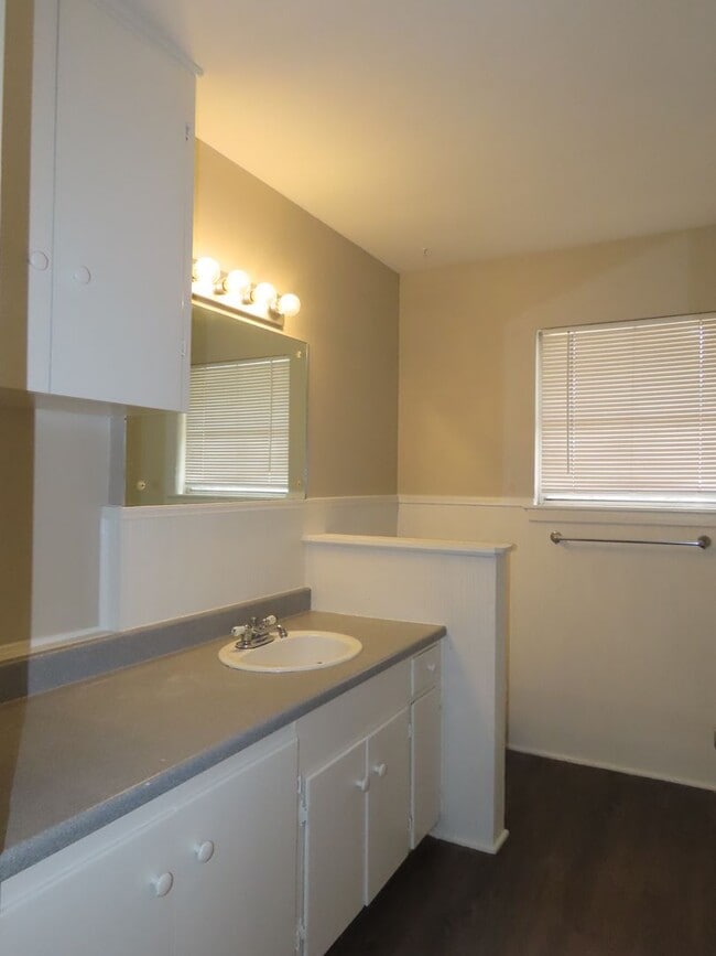 Building Photo - Spacious 3 Bedroom 2 Bathroom Home with LARGE Backyard!