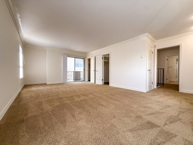 Building Photo - 9319 Alcott St