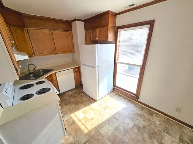 Building Photo - 2-STORY CONDO IN HEART OF PORTSMOUTH! 2 BED/2 BATH!