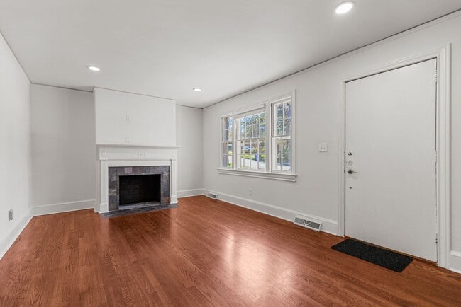 Building Photo - 202 Robinson St