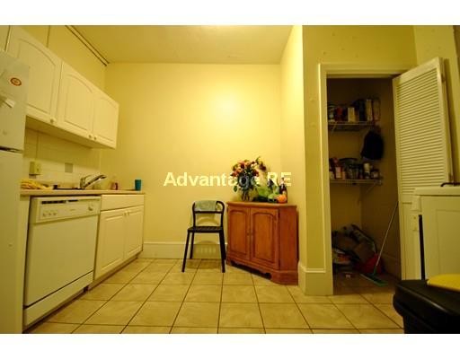 Building Photo - 74 Egmont St