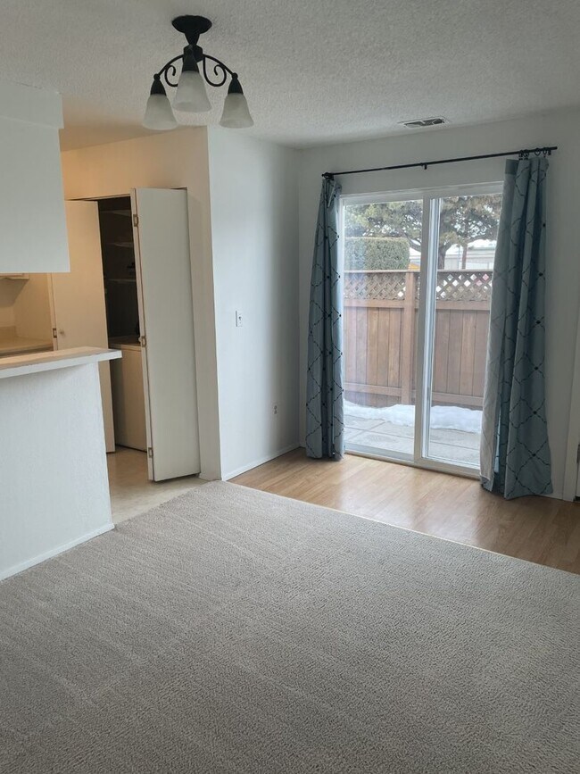 Building Photo - Amazing 2 Bedroom Available in Sought After East Wenatchee!