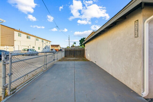 Building Photo - 1135 Florida St