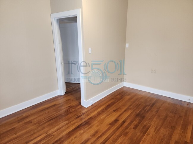 Building Photo - **Lease Pending** Addorable Newly Updated ...