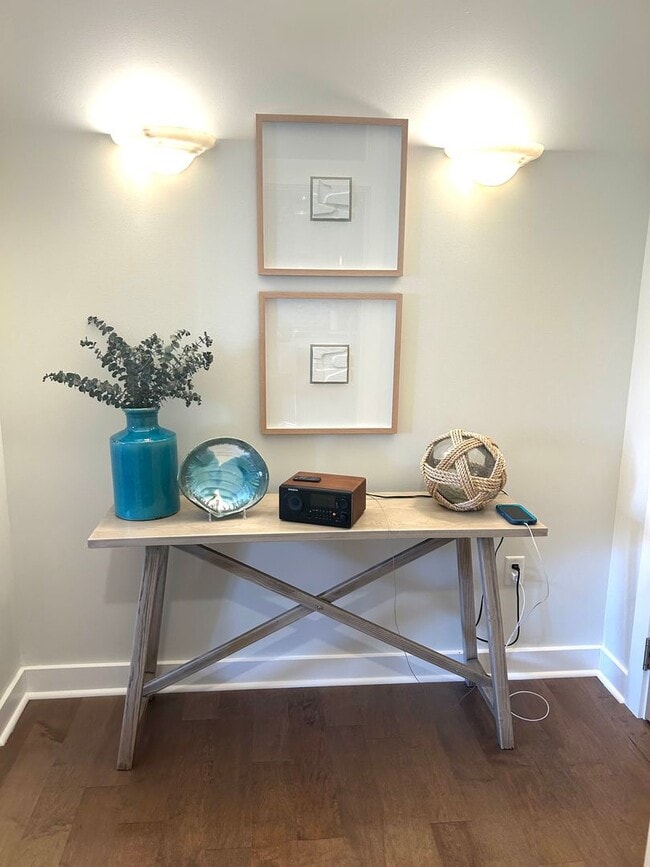 Building Photo - Gorgeous Fully Furnished 2BR/1BA Condo Ava...