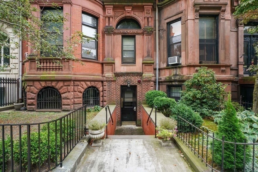 Building Photo - 132 Commonwealth Ave