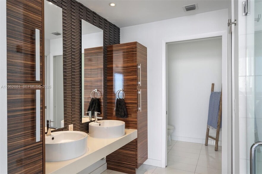 Building Photo - 2020 N Bayshore Dr