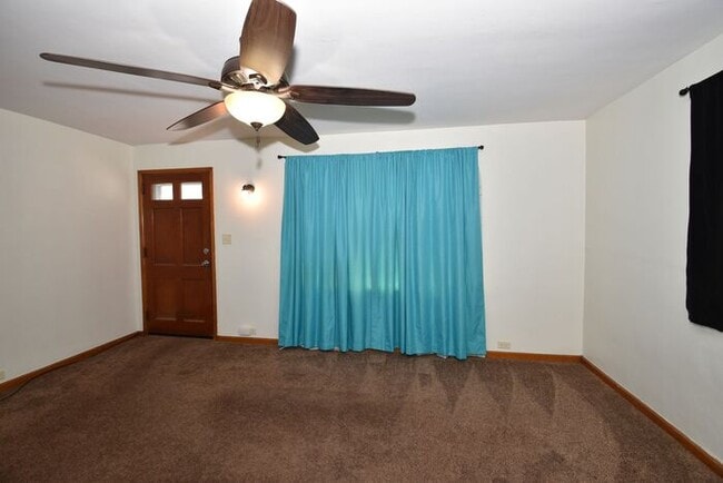 Building Photo - Mishawaka South West Near Park and local universities