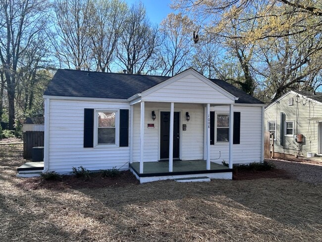 Building Photo - Great central Greensboro location with a detached 2 car garage space! Near UNCG