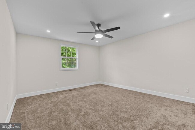 Building Photo - 480 Yale Dr