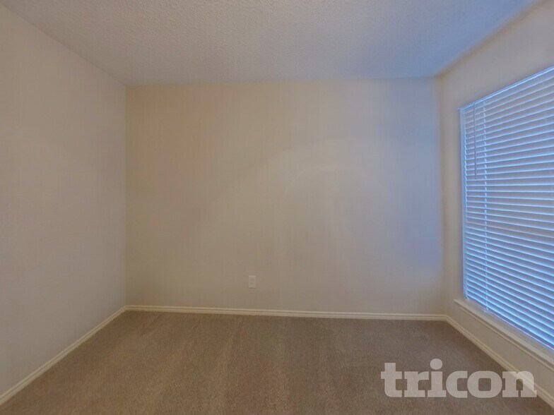 Building Photo - 537 Greenway Dr