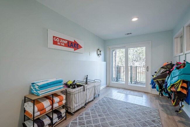 Building Photo - 117 Lakeview Cir