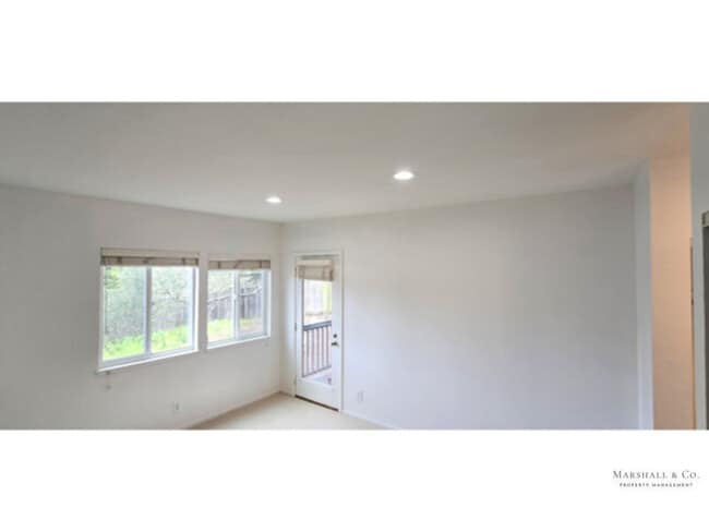 Building Photo - 2 BR/2 BA CONDO,LG. PATIO,PORCH, BAMBOO FL...