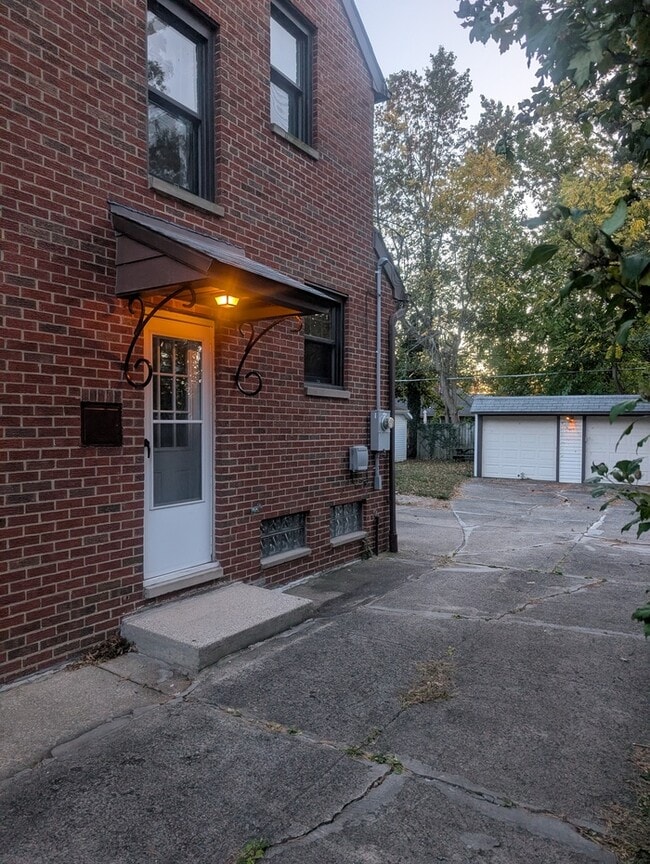 Building Photo - Single family home with access to Lake Eerie!