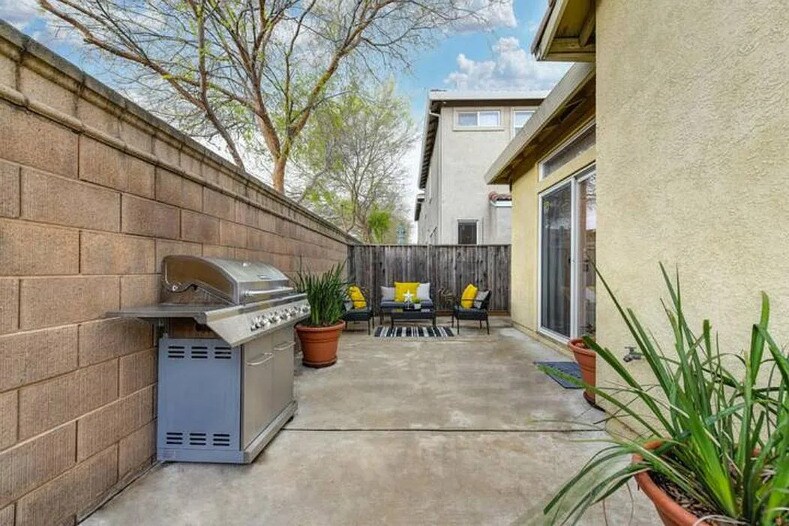 Building Photo - 205 Dragonfly Cir