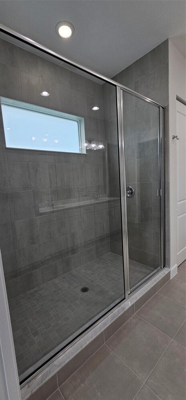 Building Photo - 5461 Empire Dr