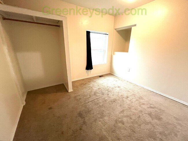 Building Photo - 2-Bedroom, 1-Bathroom Unit Available in Multiplex Near Downtown Hillsboro