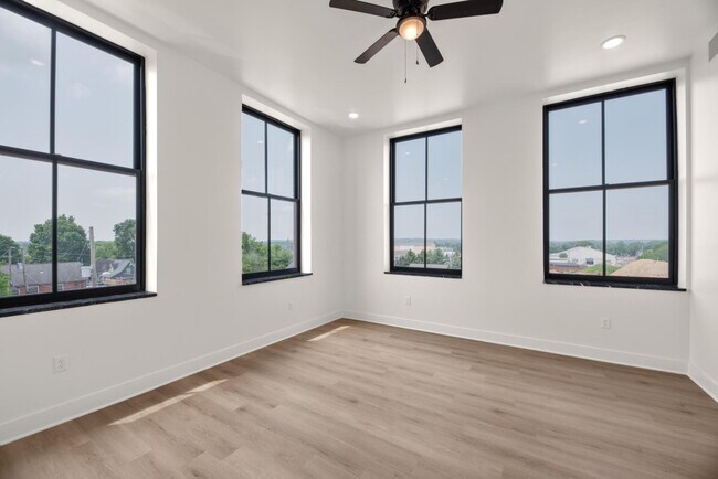 Building Photo - 301 N Mulberry St