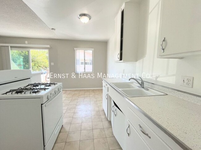 Building Photo - 2909 E 6th St