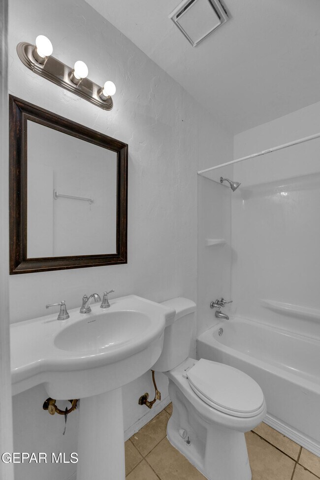 Building Photo - 4945 Sierra Madre Dr