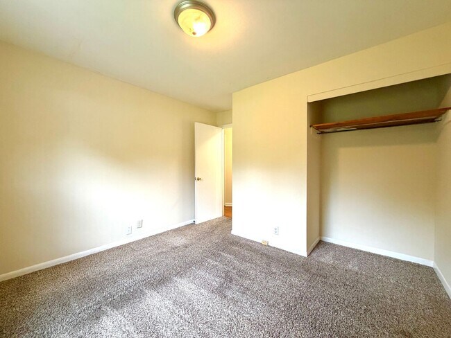 Building Photo - 221 Mills Dr
