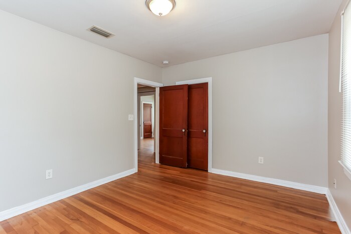 Building Photo - 487 W 67th St