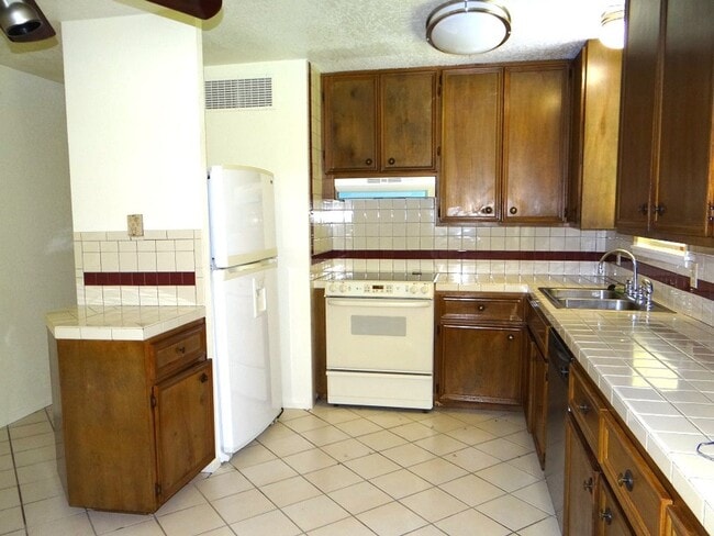 Building Photo - 130 Mansfield Ferry Rd