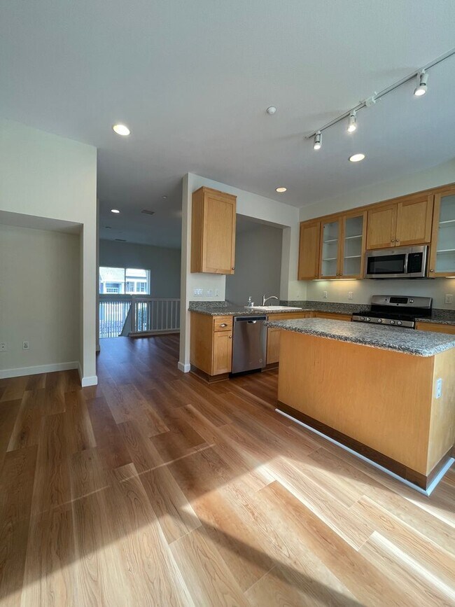 Building Photo - Great Location Spacious 3 Bedroom Townhous...