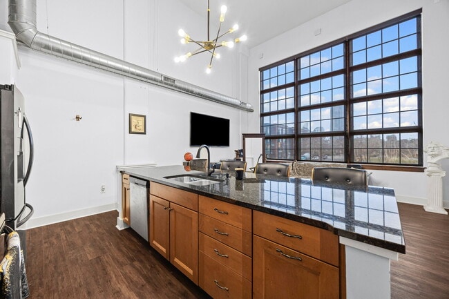 Building Photo - Urban Loft Condo Featuring Stunning Views & Rooftop Entertaining