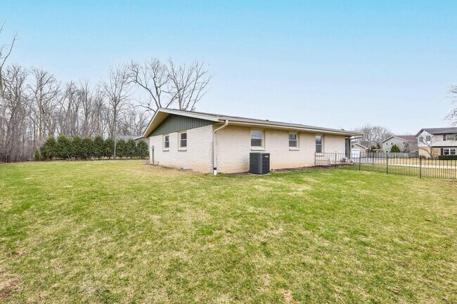 Building Photo - 13060 W Brentwood Dr