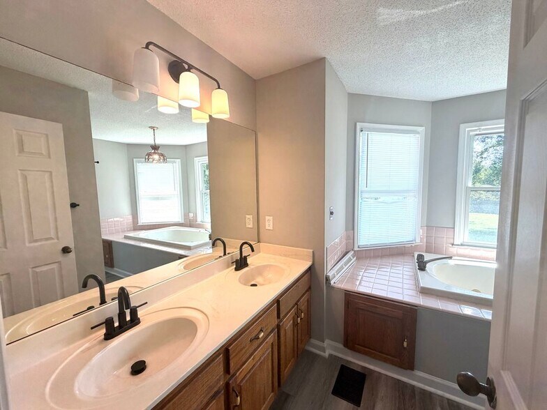 Building Photo - 3603 Ryans Bluff Dr
