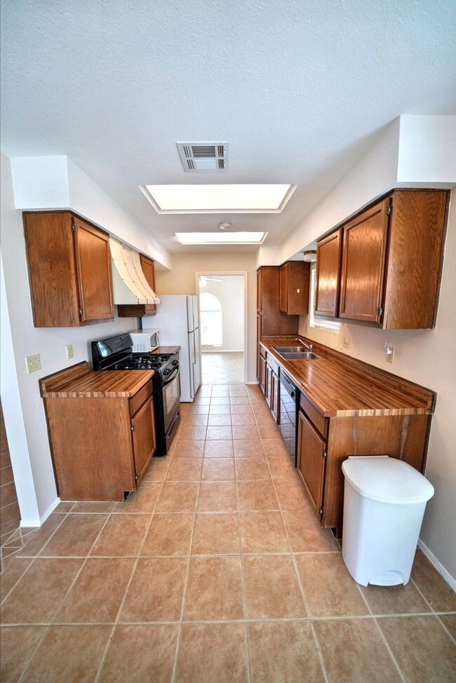 Building Photo - Charming 2-bed, 2-bath home in Universal C...