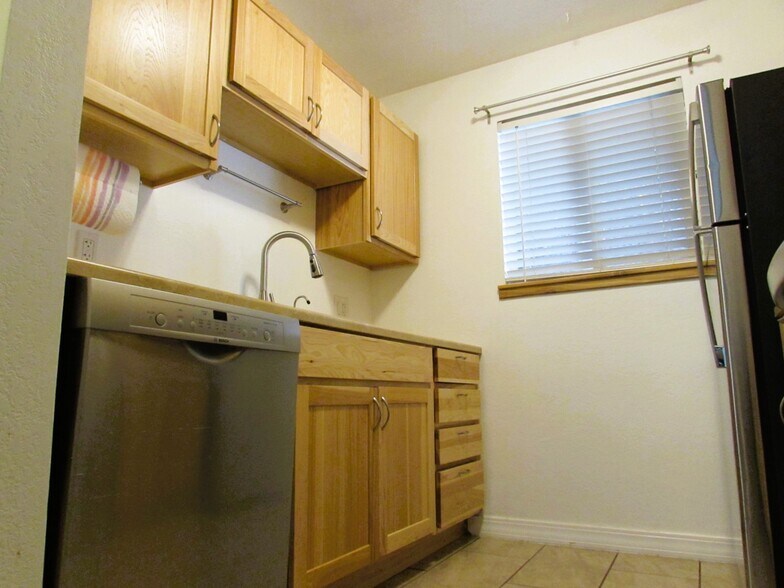 Building Photo - 3150 Lakeside Dr