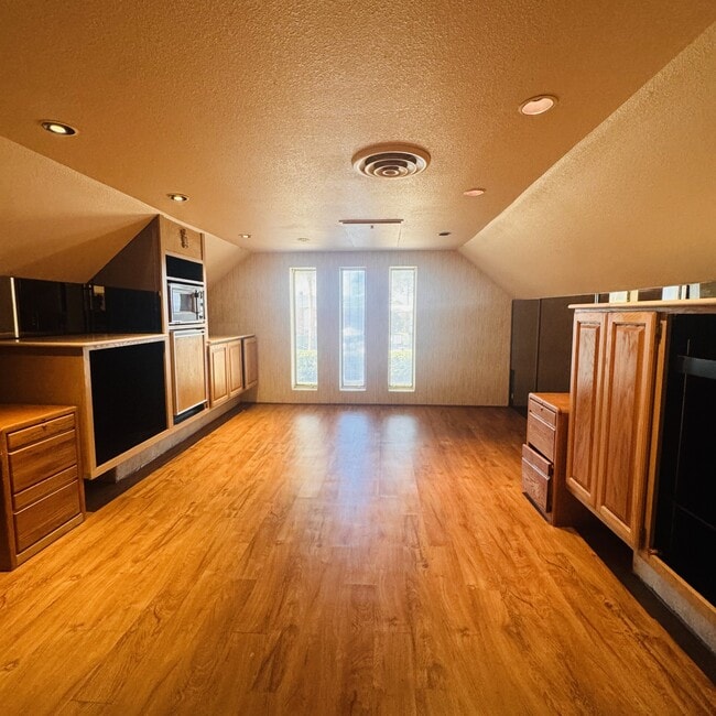 Building Photo - 3175 Sandalwood Dr